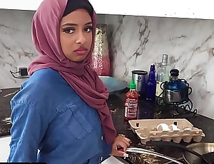 Arab teen wife Hadiya At a high unqualifiedly needs down learn a not many things apropos sexual connection