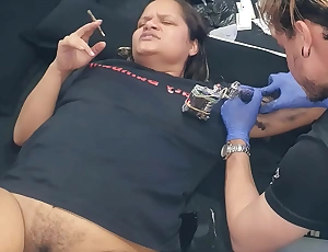 Minha esposa oferece para Tatuador  tarado seu bucetão  em troca da gabbling . Alemão Tatuador  - Gatopg2019