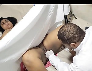Médico Ginecologista clandestino atende sua paciente gordinha e fode sua buceta sem ela saber