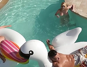 Katy jayne & vittoria dolce's narrow poolside threesome