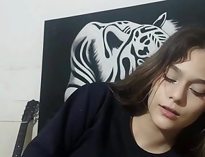 Despierto a mi pequeña hermanastra para follarla duro por el culo y venirme por dentro de el. H.L.